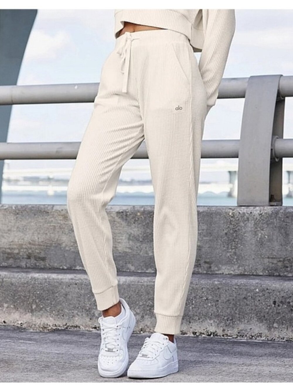 Alo Muse Sweatpants Ivory Cream Beige Stretchy High-Rise Waist Sweats Joggers L